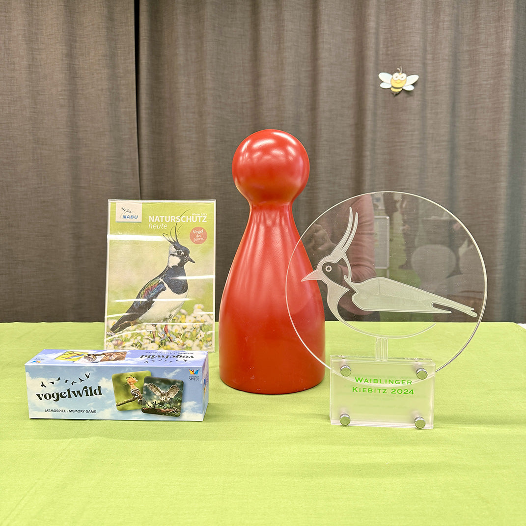 Ms. Meeple bei der Preisverleihung des Waiblinger Kiebitz 2024 für das Memospiel Vogelwild