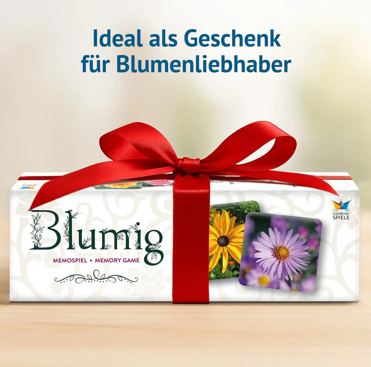Als Geschenk verpacktes Memospiel Blumig mit roter Schleife – Geschenkidee für Blumenliebhaber, Gartenfreunde und Naturbegeisterte.