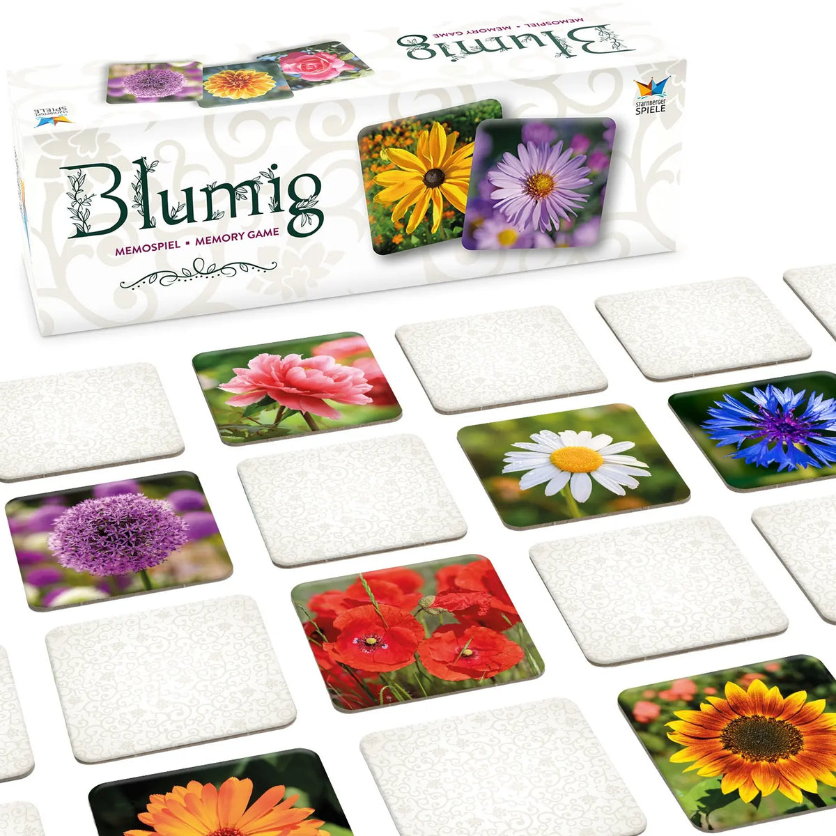 Blumig Memospiel mit Spielschachtel und ausgelegten Spielkarten mit farbenprächtigen Blumenmotiven wie Pfingstrose, Gänseblümchen, Mohnblume und Sonnenblume.
