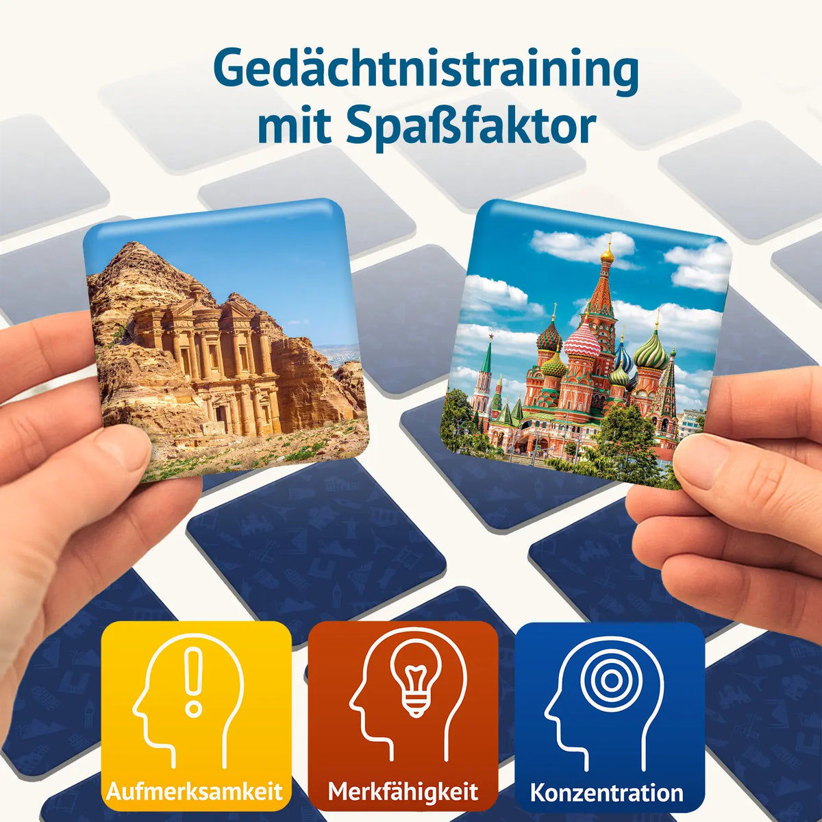 Zwei Hände halten die Memokarten Petra und Basilius-Kathedrale über verdeckten blauen Karten. Text: Gedächtnistraining mit Spaßfaktor – fördert Aufmerksamkeit, Merkfähigkeit und Konzentration.