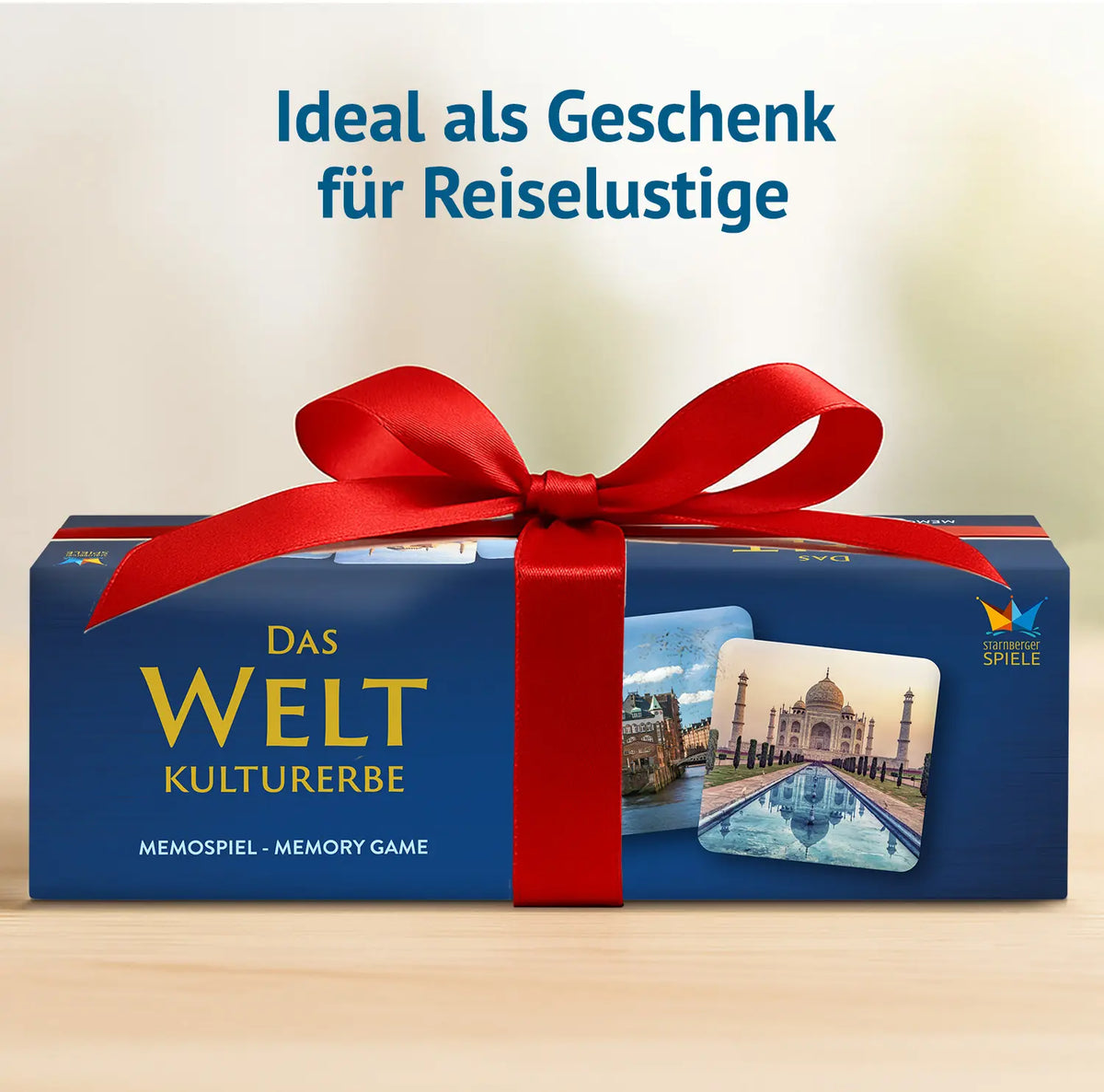Memospiel „Das Weltkulturerbe“ mit roter Geschenkschleife. Text: Ideal als Geschenk für Reiselustige.