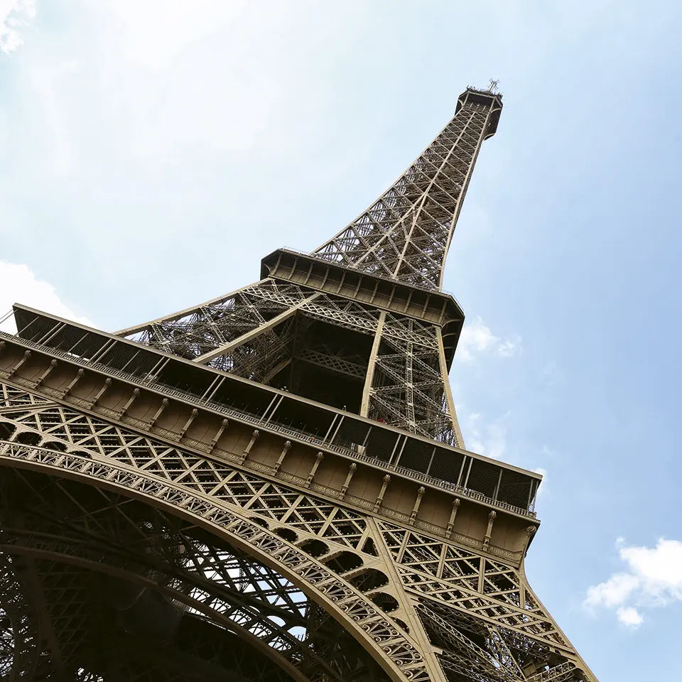 Blick vom Fuß des Eiffelturms in Paris, Motiv aus dem Memospiel Nah und Fern