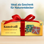 Schachtel des Memospiels Kunstvoll von Starnberger Spiele mit roter Geschenkschleife – ideal als Geschenk für Naturentdecker