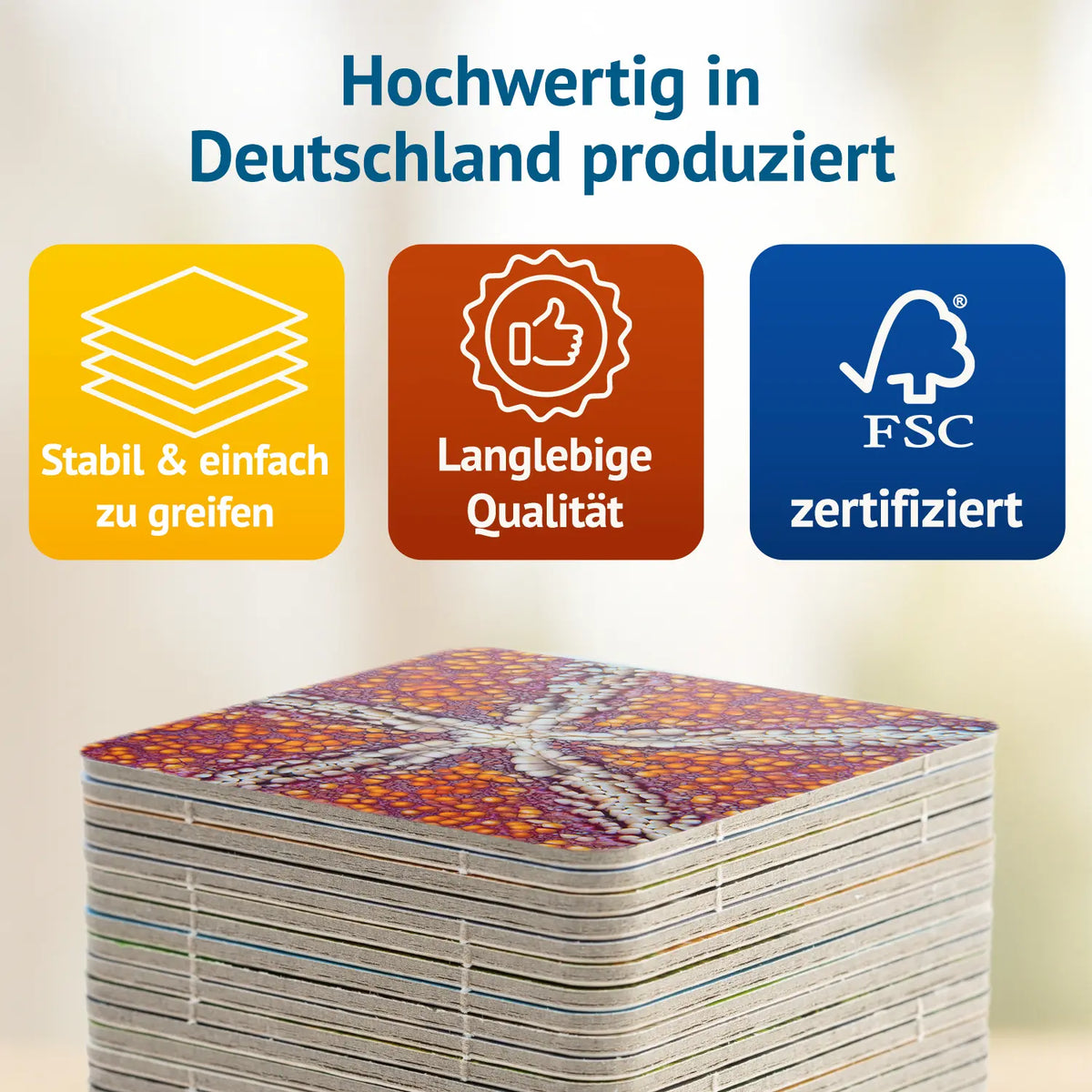Stapel dicker Memokarten aus dem Memospiel „Kunstvoll – Muster der Natur“, oben eine Karte mit Seestern-Nahaufnahme. Text: Hochwertig in Deutschland produziert – stabil & einfach zu greifen, langlebige Qualität, FSC-zertifiziert.
