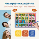 Lachende Familie schaut auf ein Spielblatt mit farbenprächtigen Tieren, auf dem Motive durchgestrichen sind und der Morphofalter eingekreist ist. Text: Ratevergnügen für Jung und Alt – genau hinsehen, gezielt fragen, clever kombinieren. Fördert Beobachtungsgabe, gezieltes Fragen und logisches Denken.