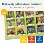 Spielblatt der Themenwelt „Im Wald“ mit Fotos von Feldhase, Buntspecht, Wildschwein und Fliegenpilz. Text: Hochwertig in Deutschland produziert, mit Liebe zum Detail gestaltet – hochwertige Papierqualität, farbintensiver Druck, FSC-zertifiziertes Papier, DIN A4.