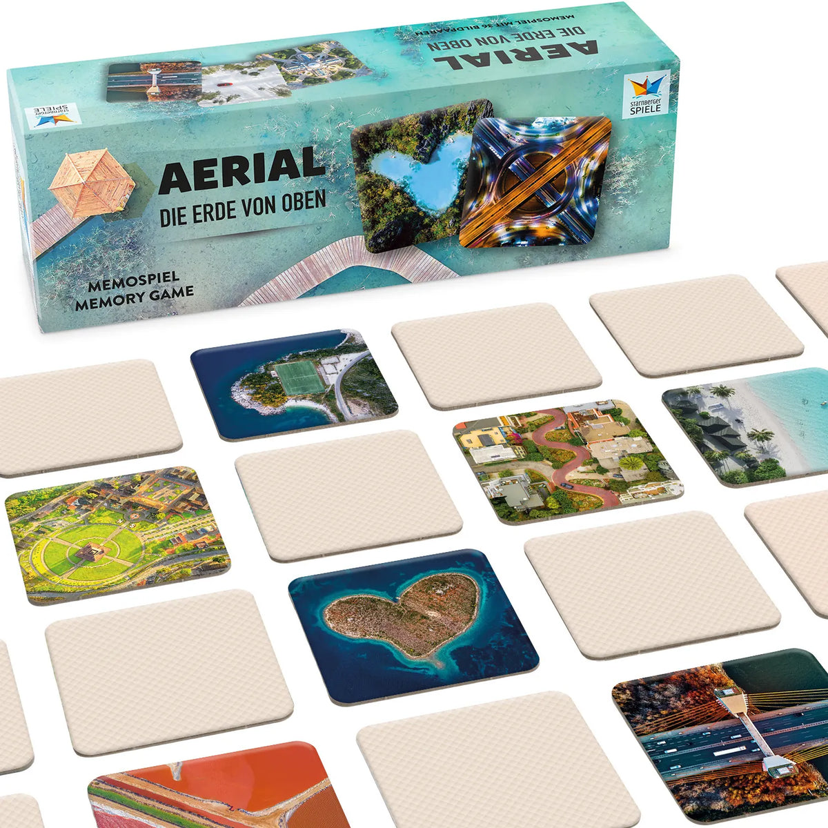 Spielmaterial des Memospiels Aerial mit Verpackung und ausgelegten Luftbildkarten aus aller Welt.