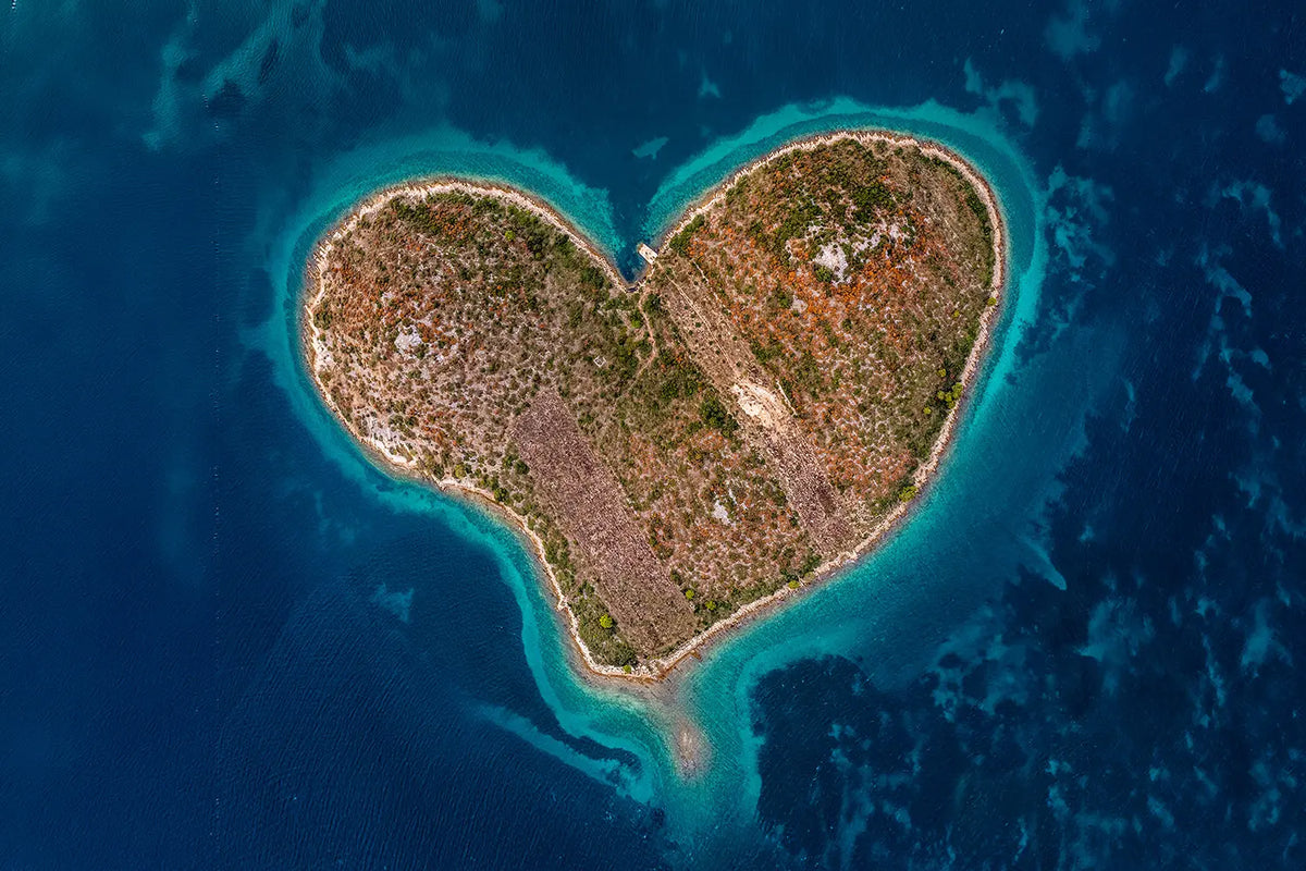 Luftbild der herzförmigen Insel Galešnjak in der Adria – Motiv aus dem Memospiel Aerial von Starnberger Spiele