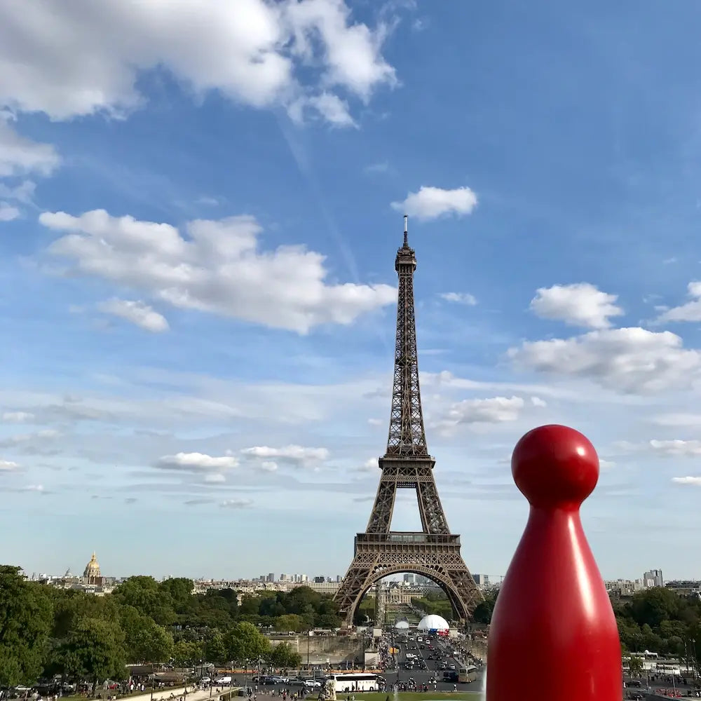 Ms. Meeple mit Blick auf den Eiffelturm in Paris