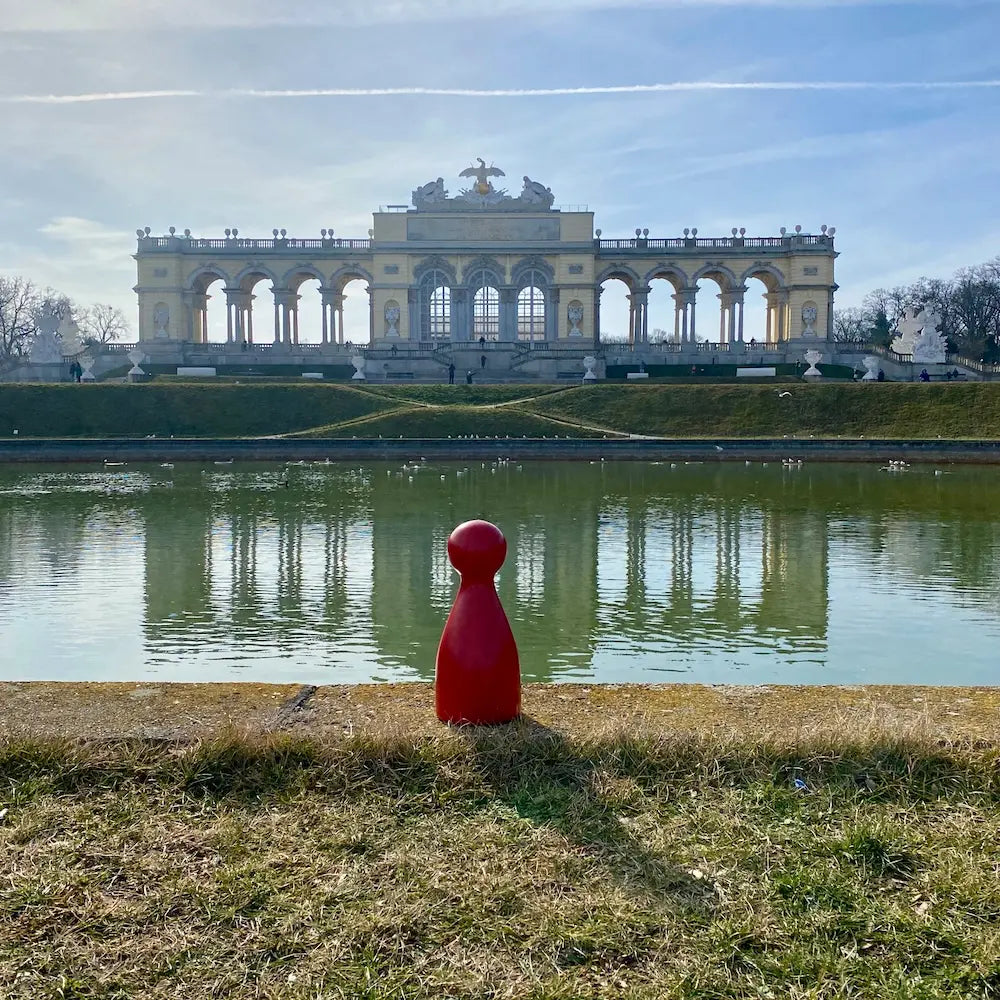 Ms. Meeple vor der Gloriette im Schlosspark Schönbrunn in Wien