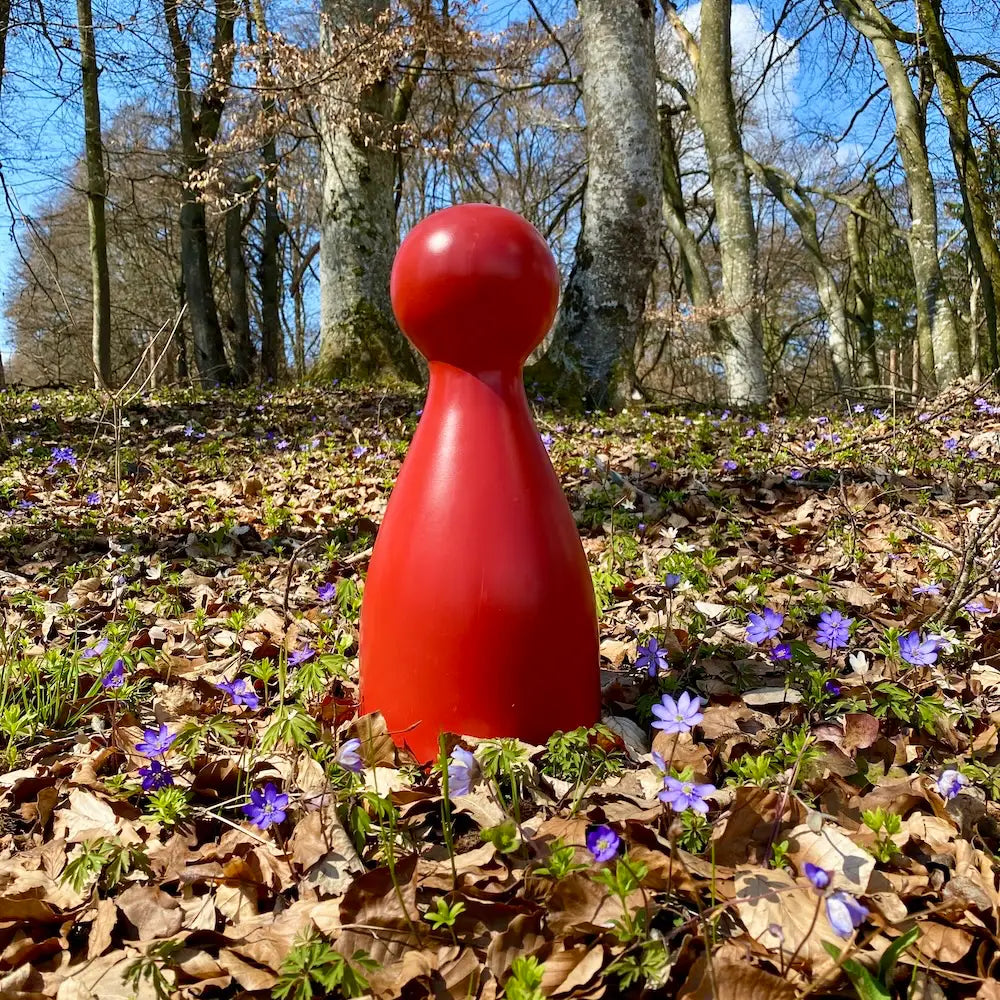 Ms. Meeple zwischen Leberblümchen im Wald, passend zum Memospiel und Puzzle Waldbaden