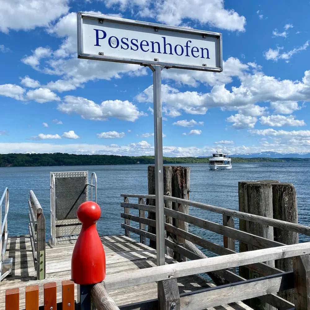 Ms. Meeple am Schiffssteg von Possenhofen am Starnberger See