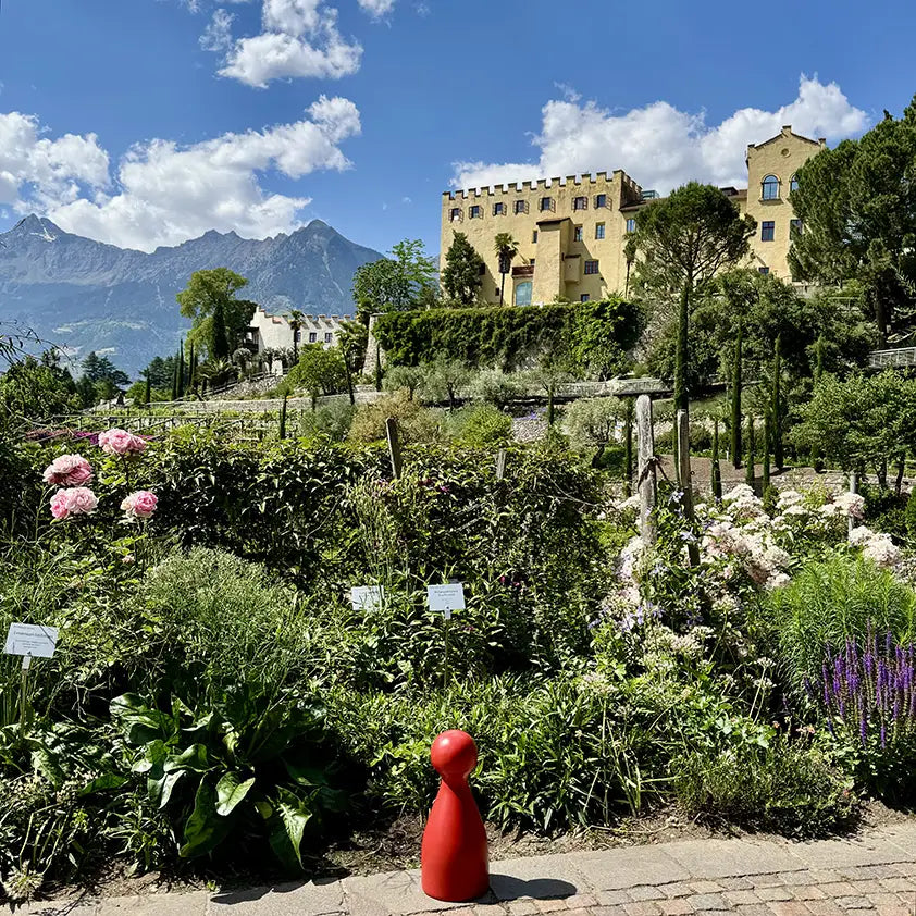 Ms. Meeple in den Gärten von Schloss Trauttmansdorff in Meran