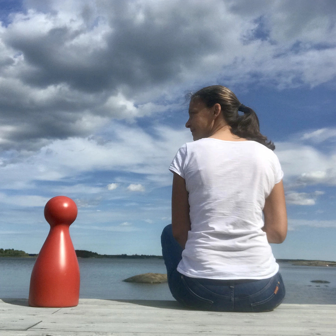 Tanja Philippeit, Gründerin von Starnberger Spiele, mit Ms. Meeple in den Schären bei Stockholm in Schweden