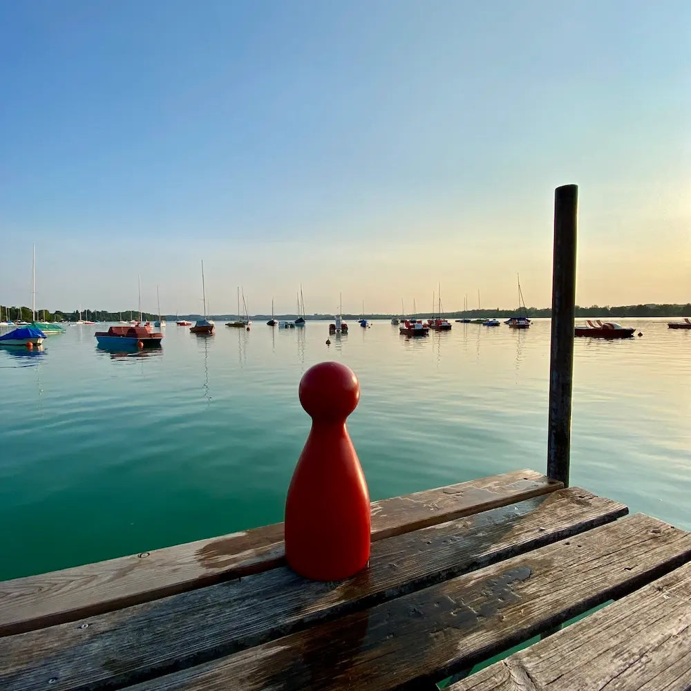 Ms. Meeple am Wörthsee im Fünfseenland mit Segelbooten auf dem See