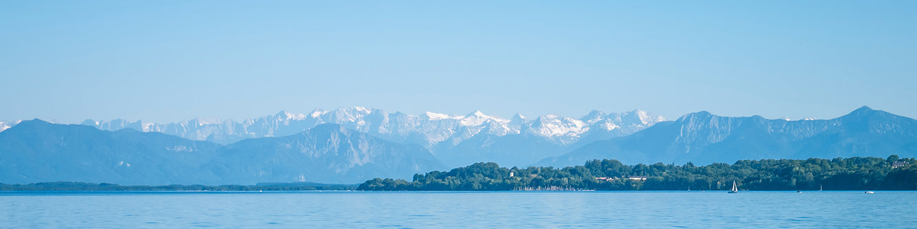 Blick über den Starnberger See auf die Alpen