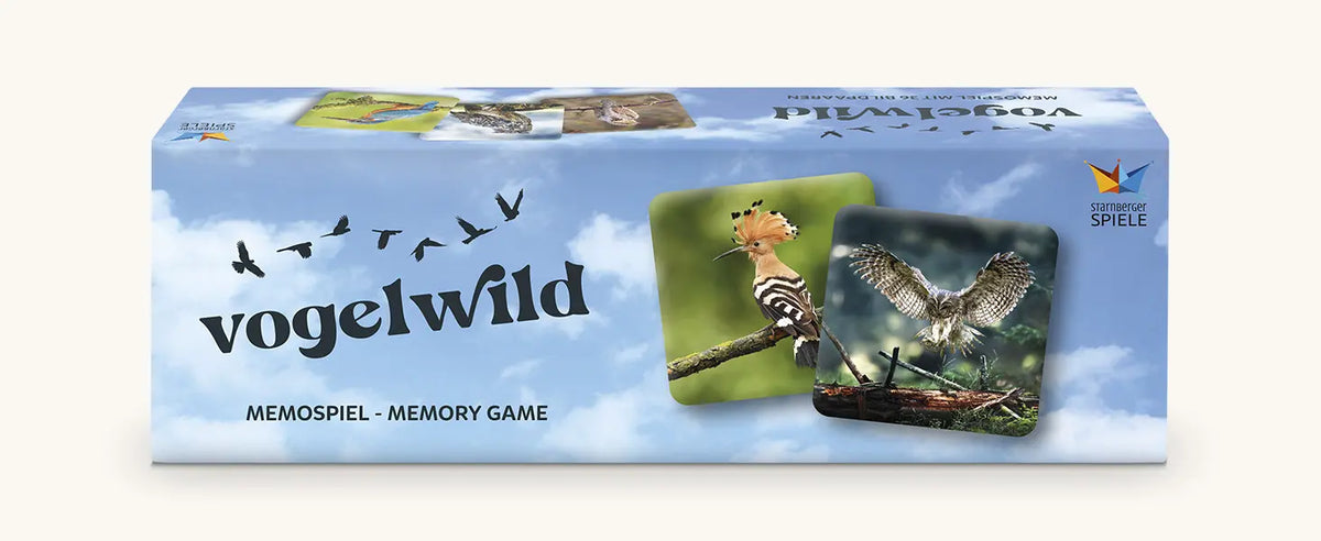 Verpackung des Memospiels „Vogelwild" von Starnberger Spiele mit blauem Wolkenhimmel, Vogelschwarm-Silhouetten und zwei Spielkarten mit Wiedehopf und einer Eule im Anflug