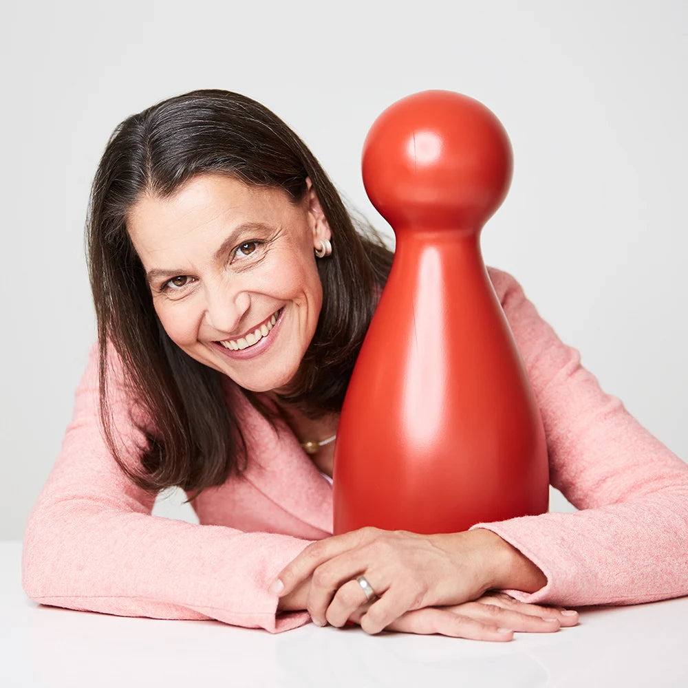 Tanja Philippeit, Gründerin von Starnberger Spiele, mit Ms. Meeple