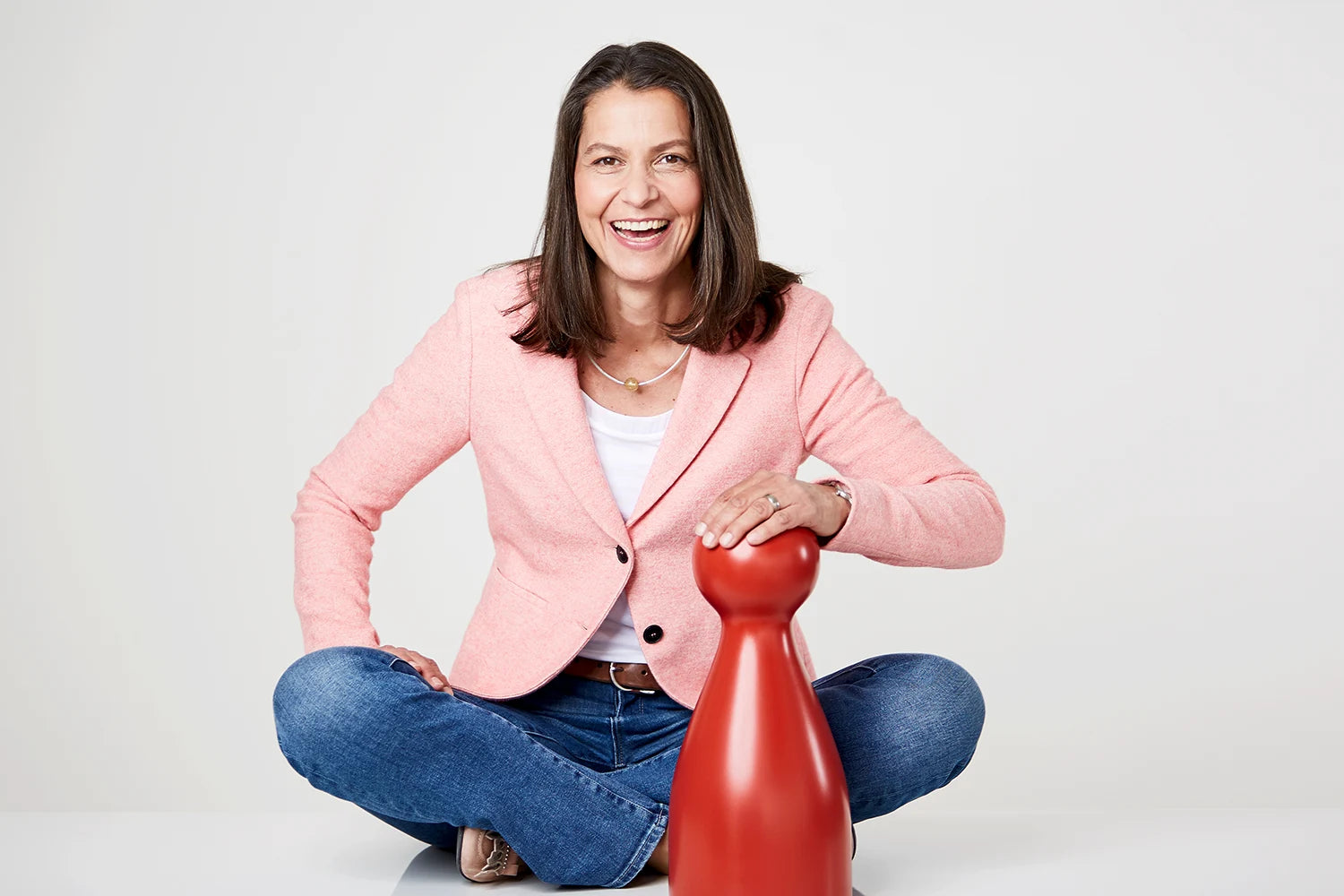 Spieleautorin und Verlegerin Tanja Philippeit mit Ms. Meeple von Starnberger Spiele